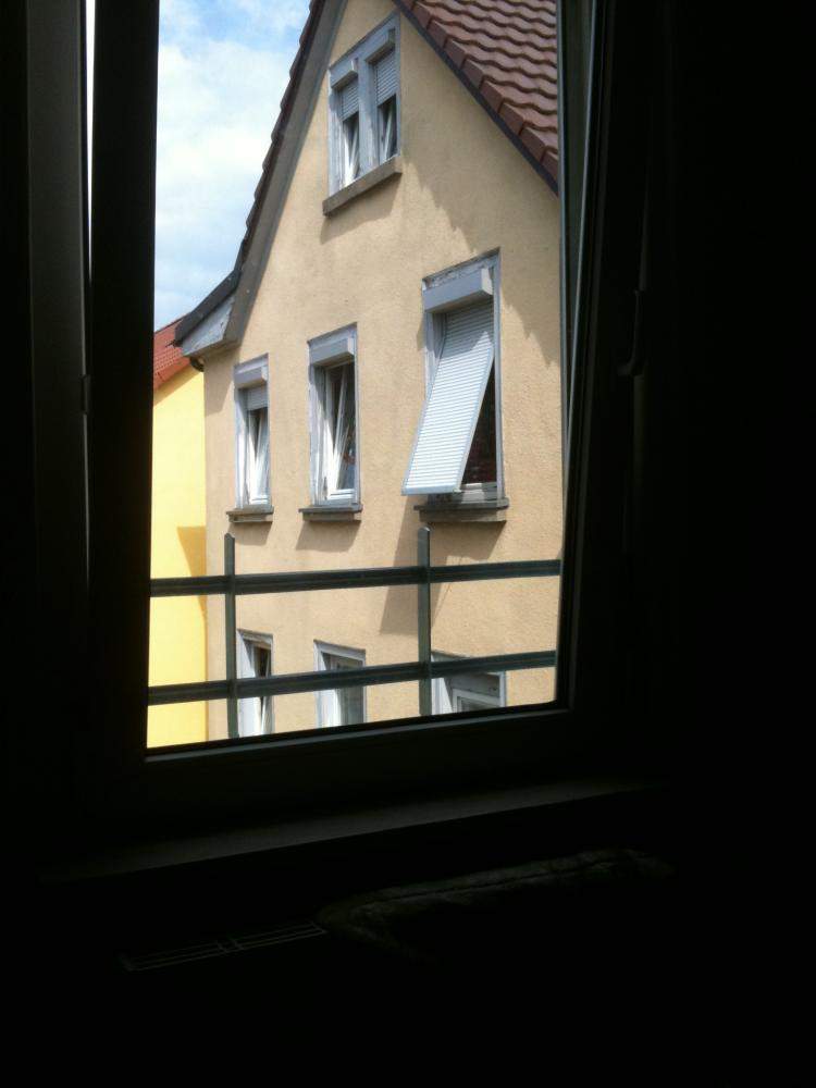 Die Frau meines Nachbarn guckt durch das Fenster